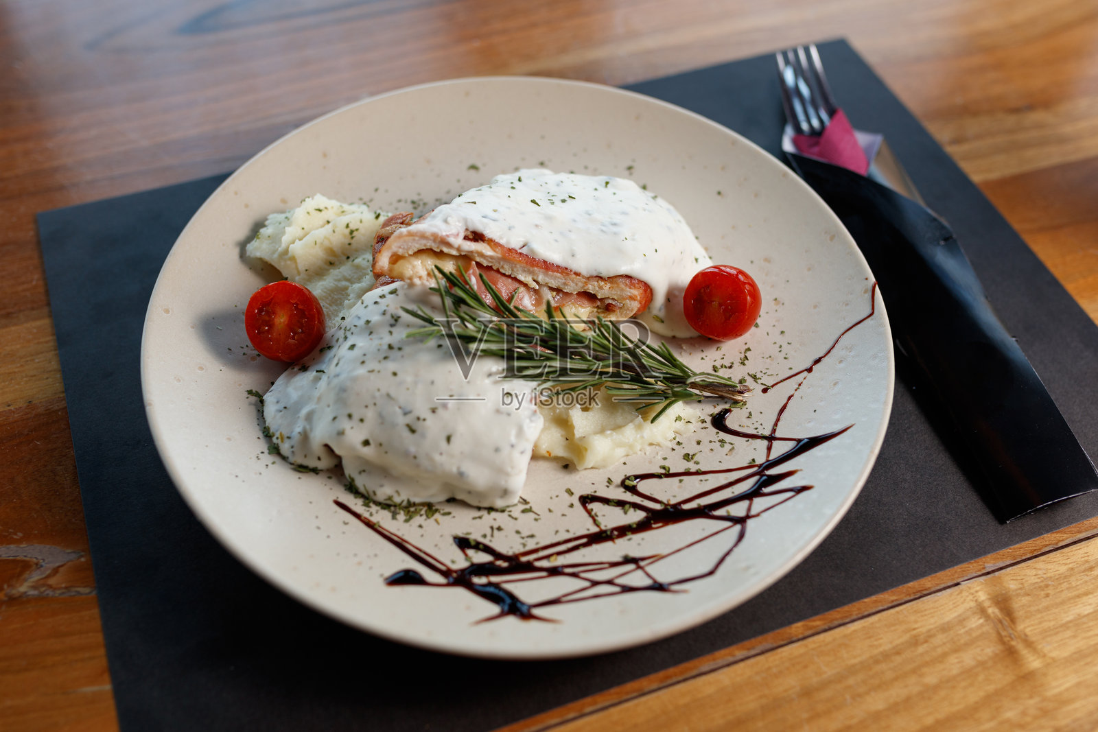 美味的奶油酱填充鸡胸肉配樱桃番茄照片摄影图片