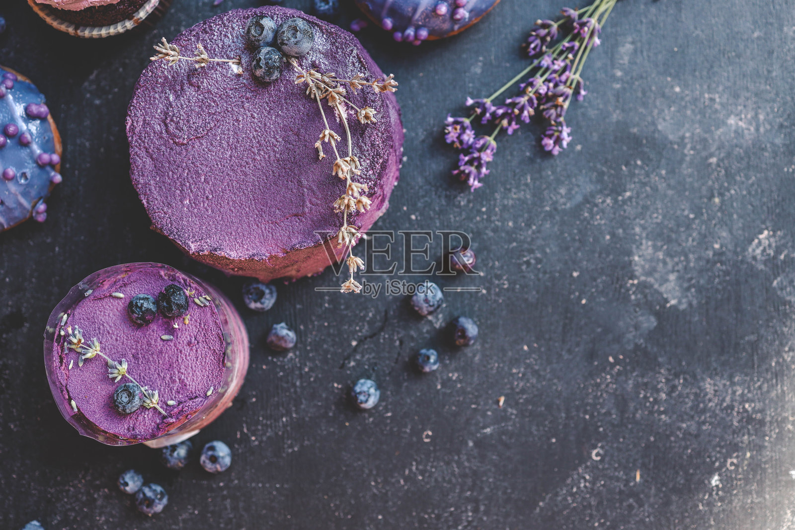 蛋糕、杯子蛋糕和甜甜圈的俯视图,背景照片摄影图片