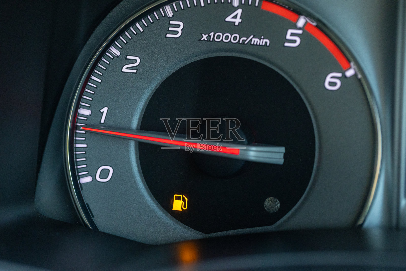 汽车仪表盘上的燃油空警告灯。照片摄影图片