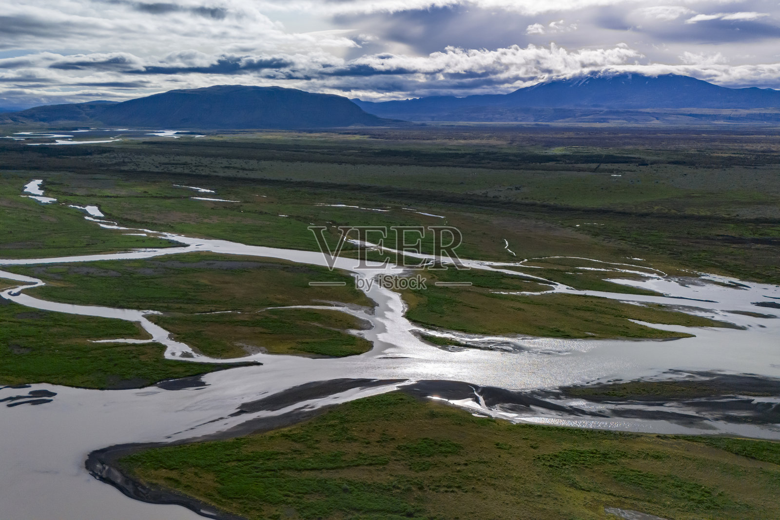 从Gaukshöfði俯瞰Þjórsá河,远眺赫克拉火山照片摄影图片