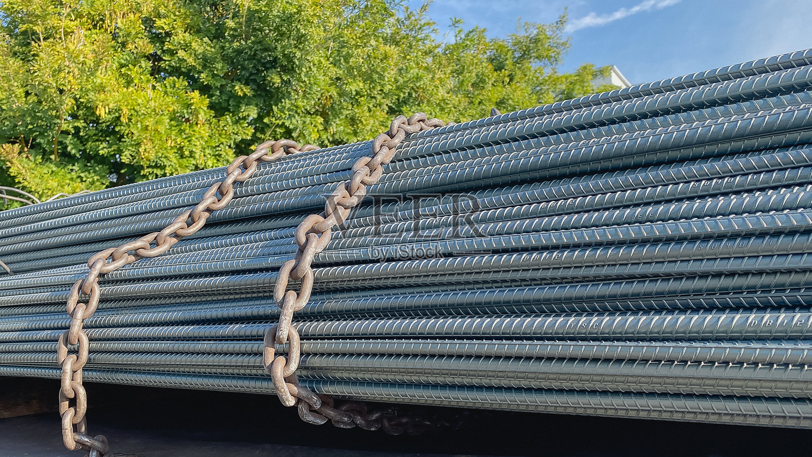 变形钢筋或钢条的背景 变形钢筋用于钢筋混凝土。建筑工地上的钢筋和变形钢条特写。钢铁产品的示例。照片摄影图片