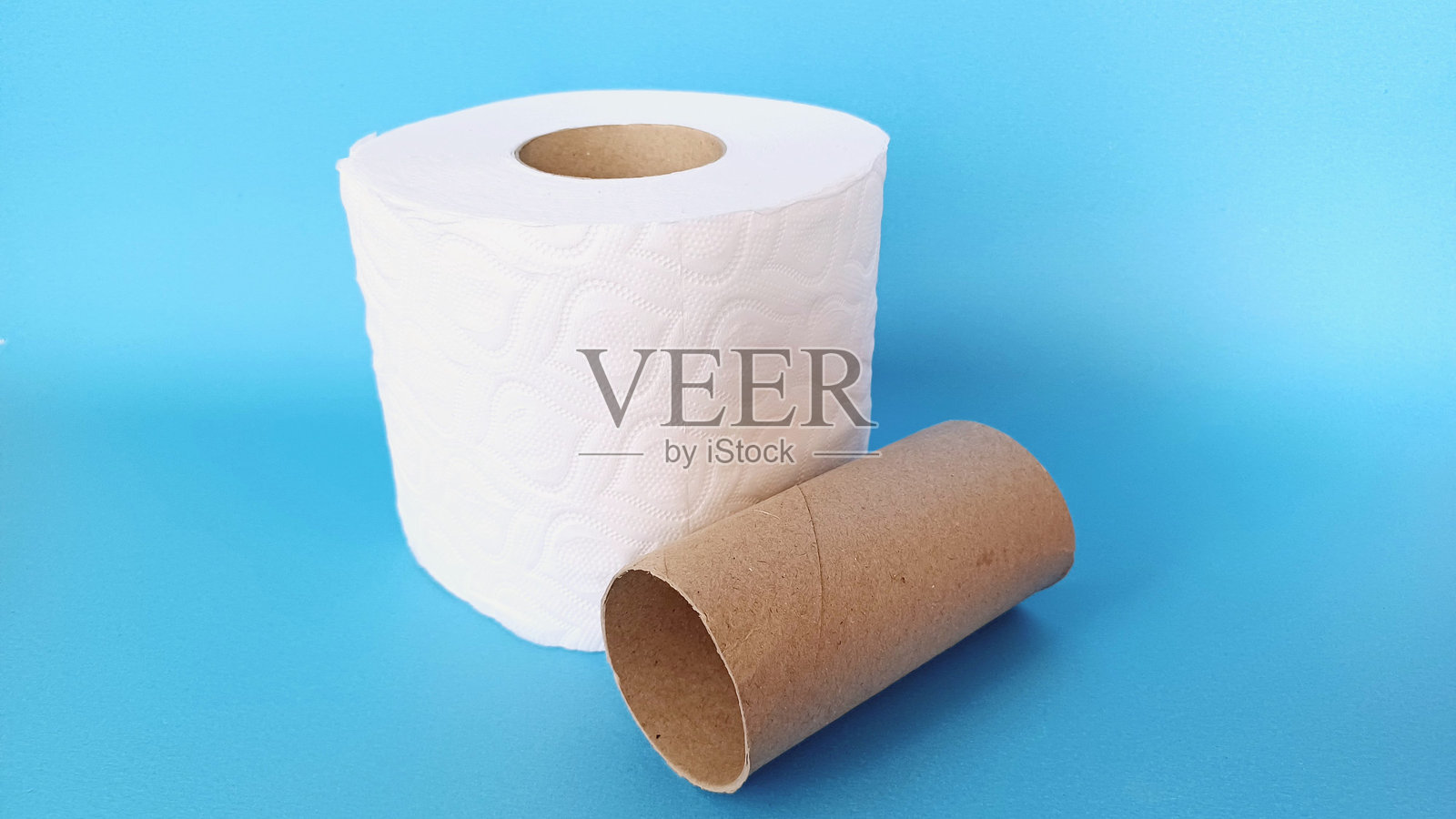 蓝色背景上的卫生纸。卫生概念。照片摄影图片