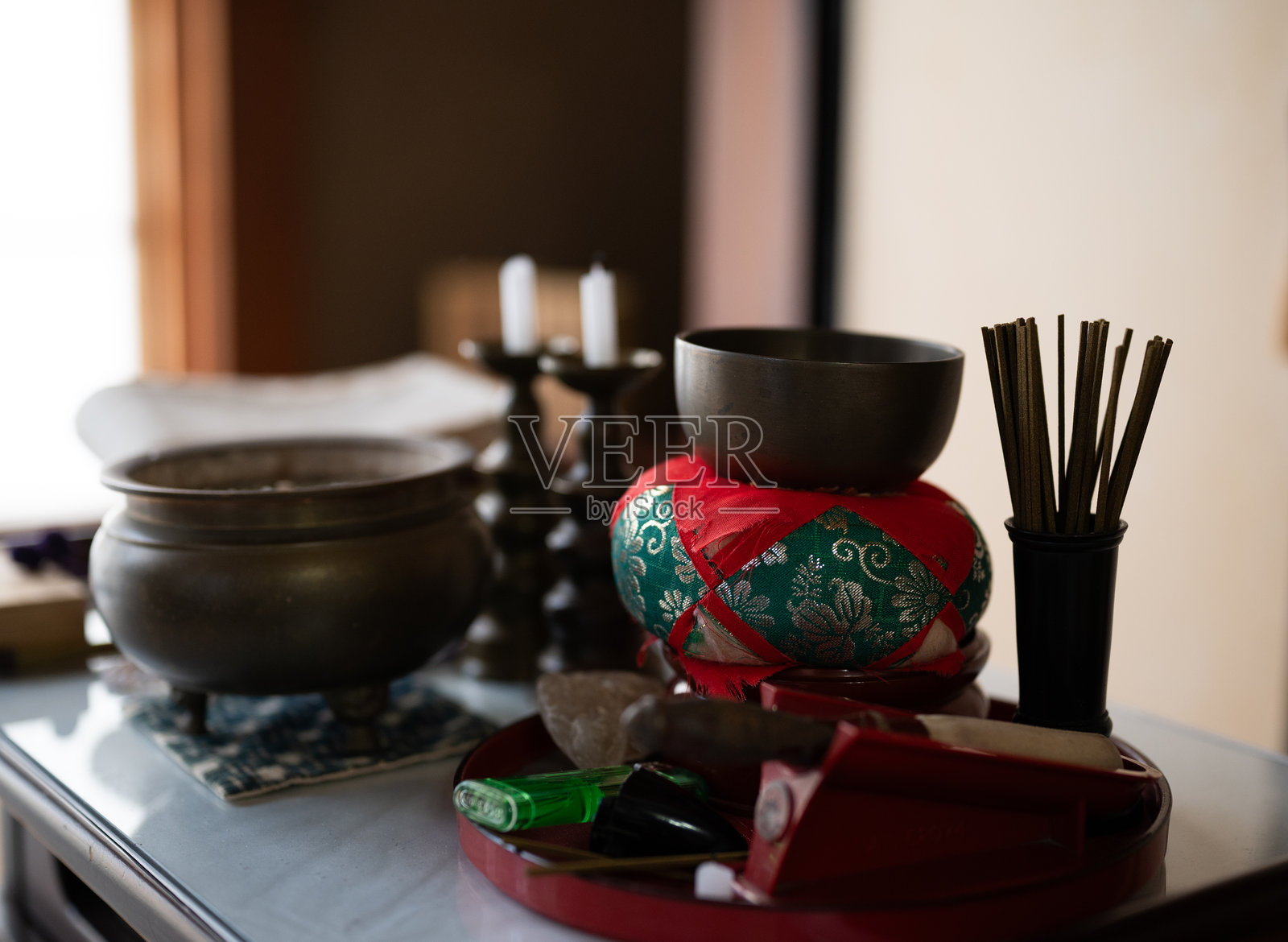 这些是日本家庭佛坛中使用的工具。照片摄影图片