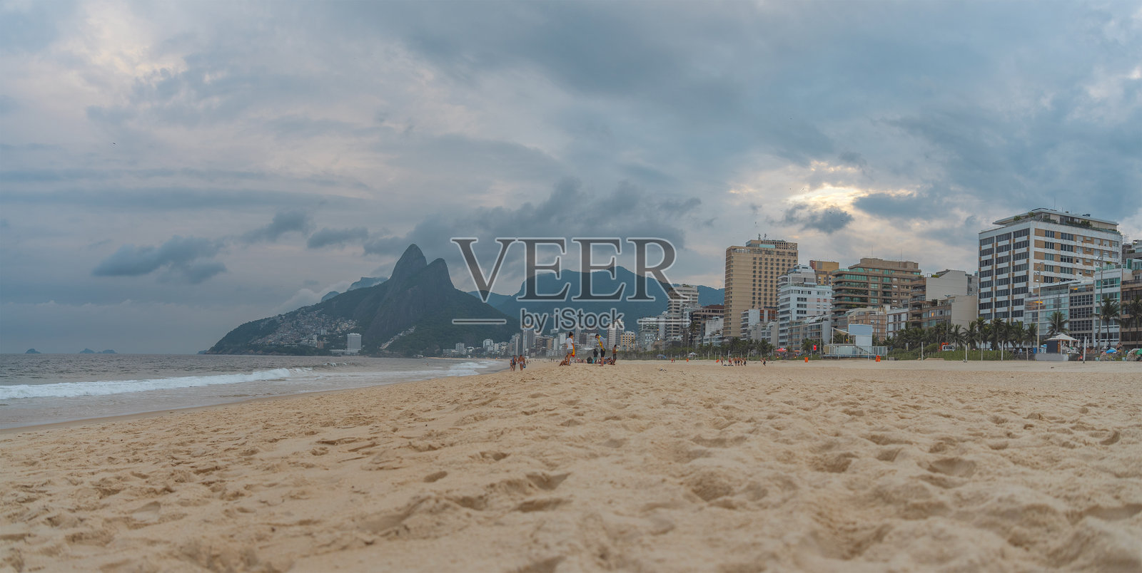 里约热内卢的伊帕内玛海滩,背景是山脉和贫民窟。照片摄影图片