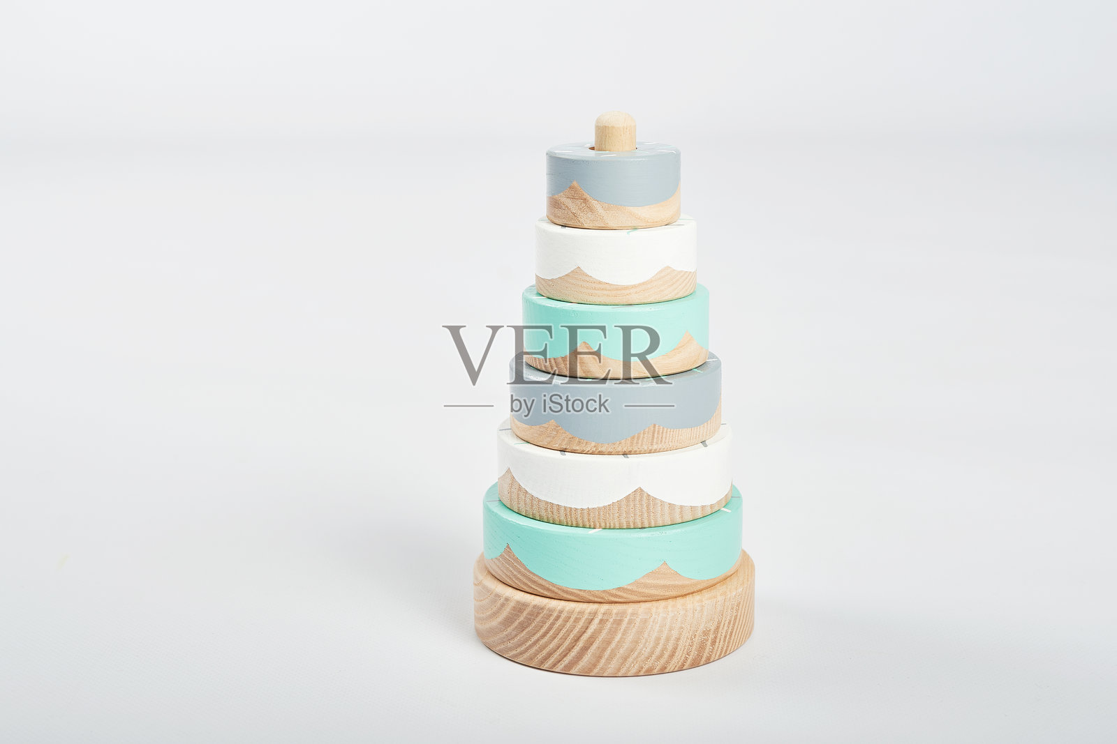 白色背景上的木制玩具照片摄影图片