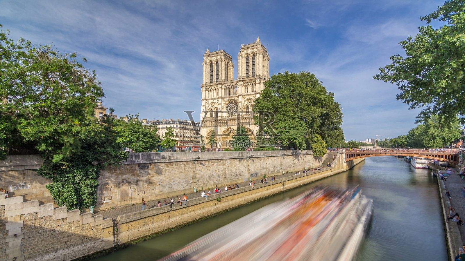 巴黎圣母院正面,广场上人群熙熙攘攘的延时摄影照片摄影图片