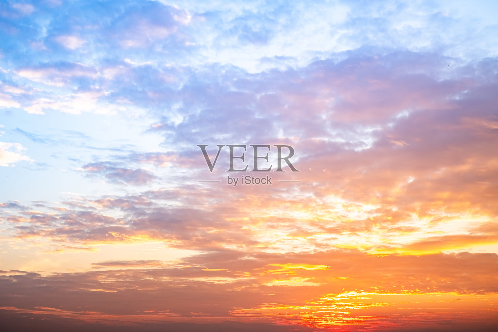 美丽奢华的柔和渐变橙金色云彩和阳光映衬在蓝天上,完美适合作为背景,拍摄于傍晚黄昏,大尺寸高清风景照片照片摄影图片