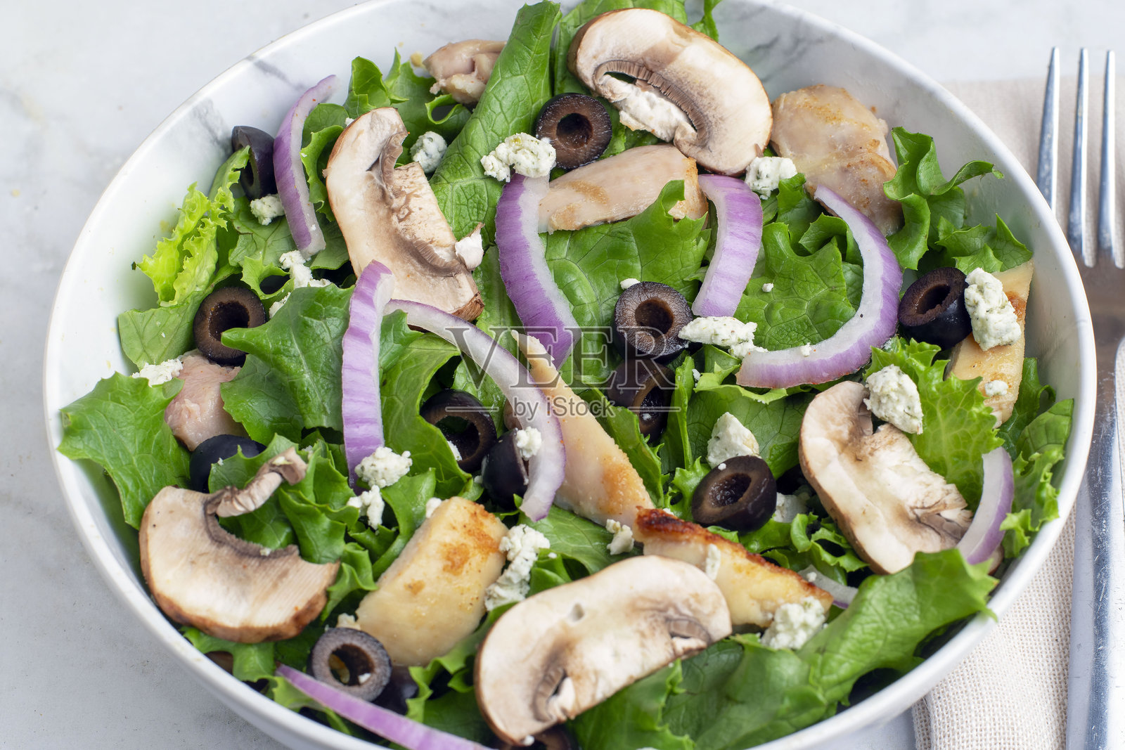 鸡肉、黑橄榄、山羊奶酪和蘑菇沙拉照片摄影图片
