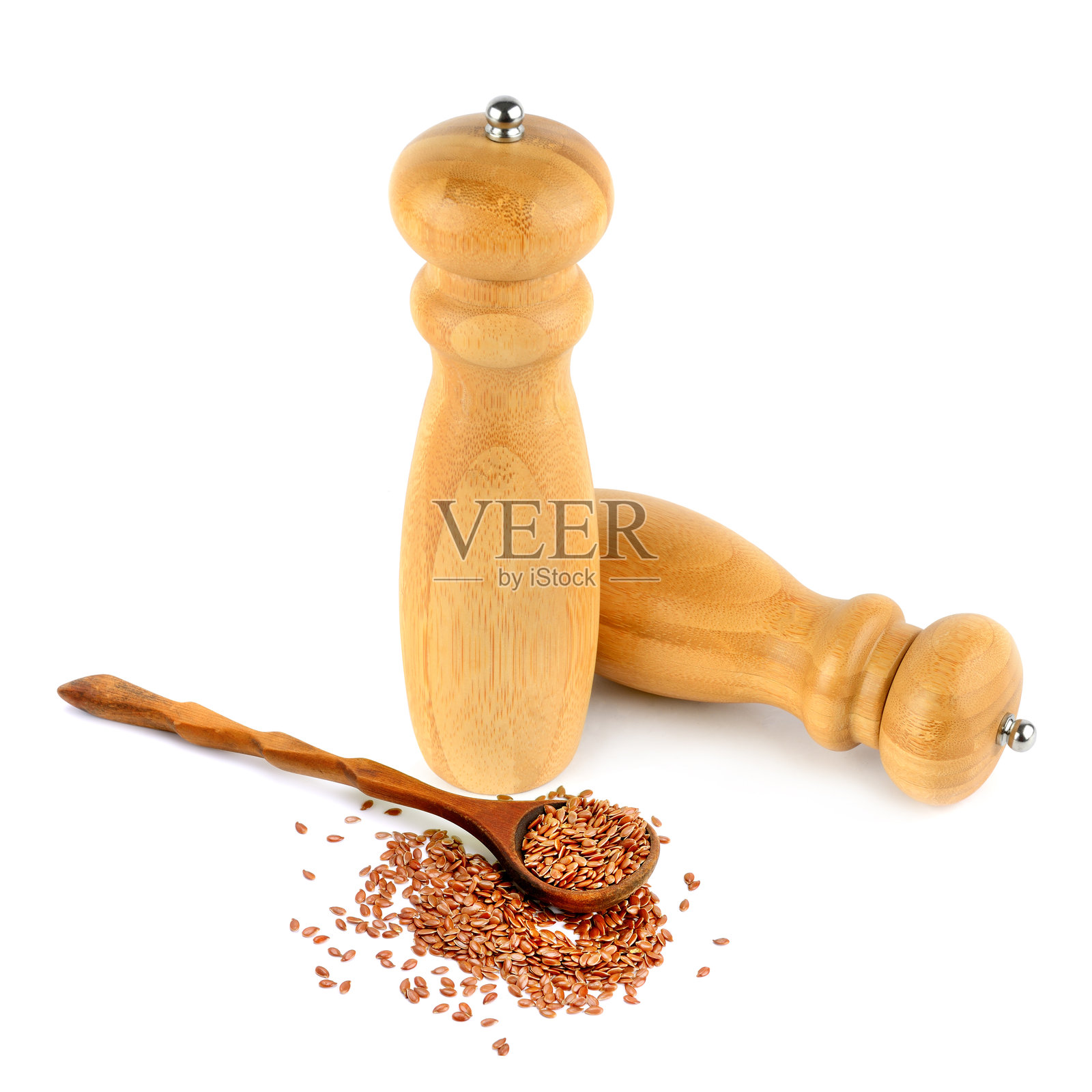 木勺中装有胡椒磨和亚麻籽,背景为白色。照片摄影图片