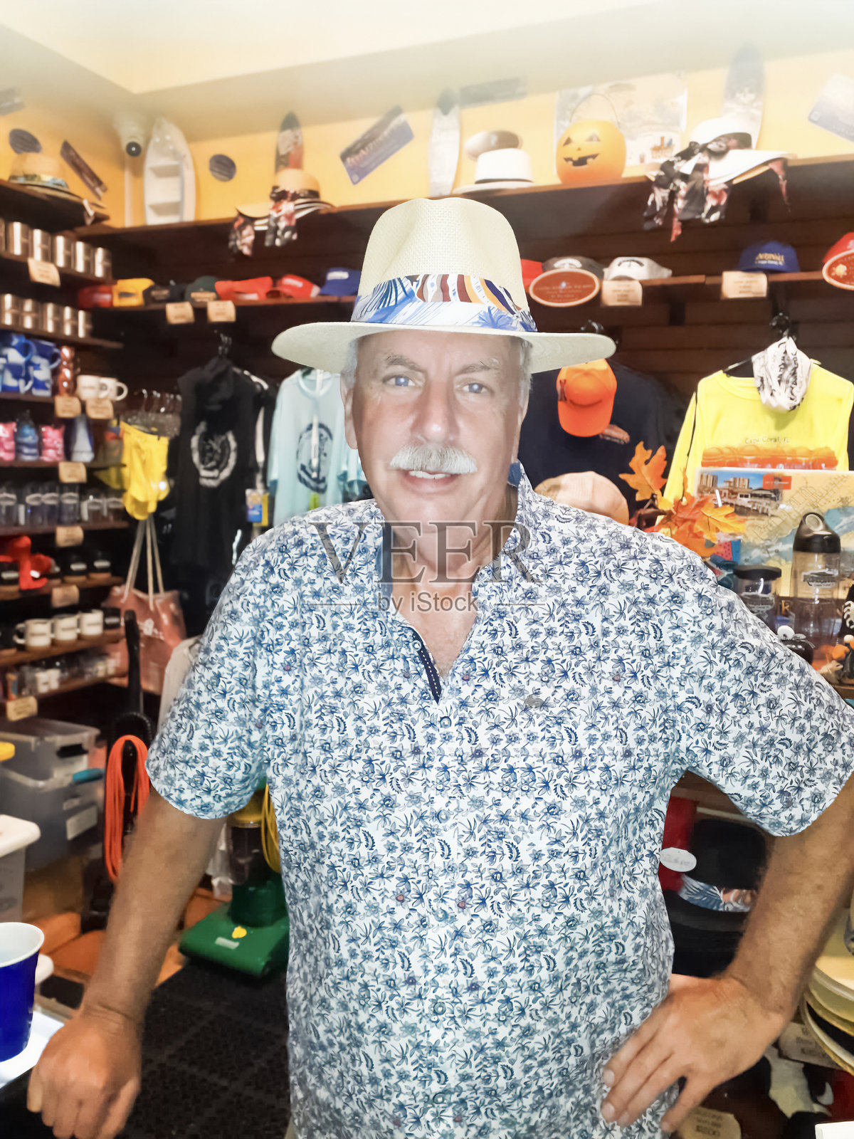 戴草帽的男子在纪念品商店前照片摄影图片