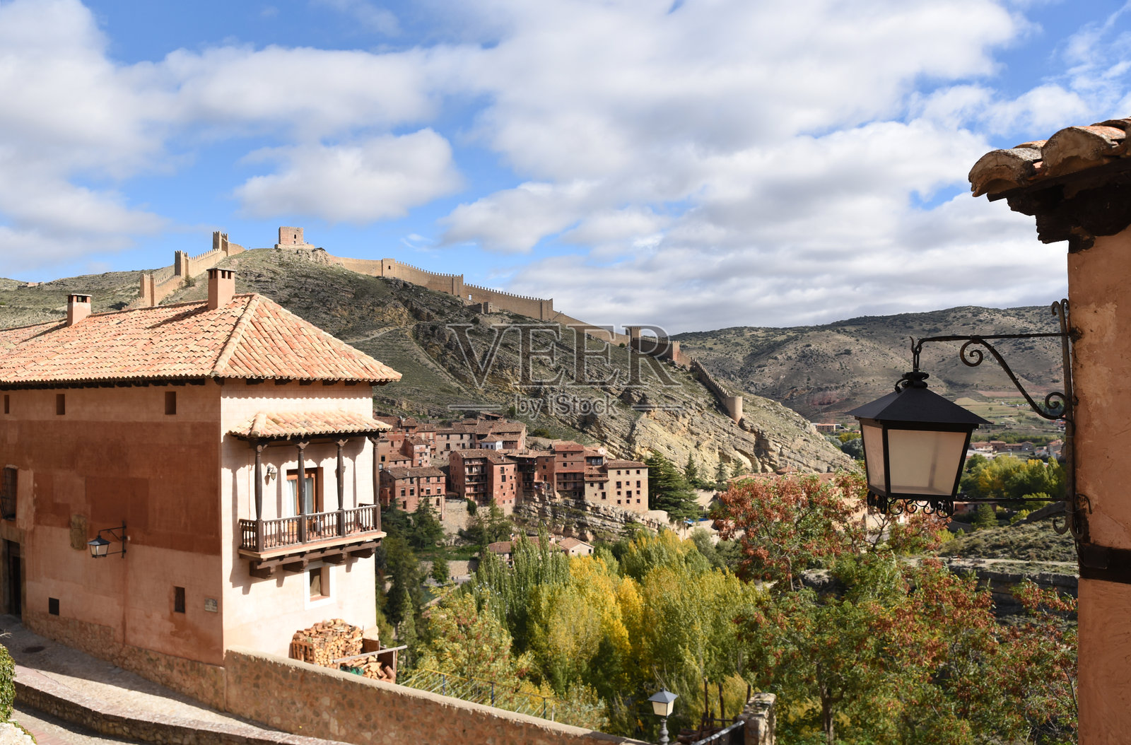 阿尔巴拉辛镇及其城堡的全景视图照片摄影图片