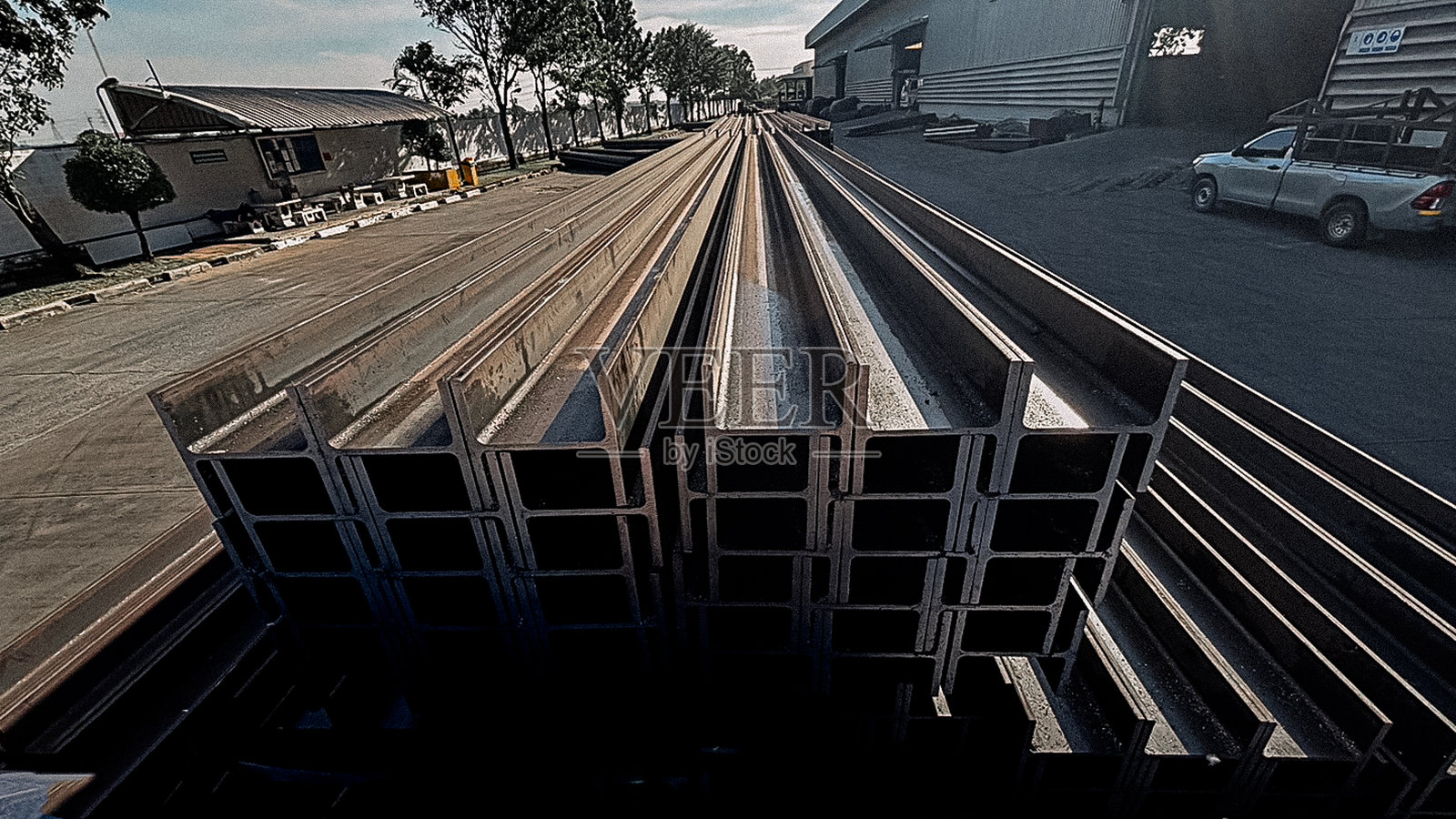 金属产品仓库中的金属成型钢梁,H型钢和Wi-Frank钢。专注于建筑施工中使用的原材料,适用于大型结构或建筑柱。照片摄影图片