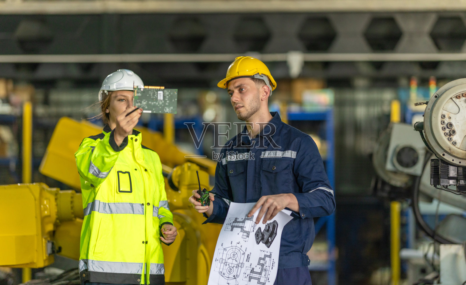 在工厂检查印刷电路板(PCB)照片摄影图片