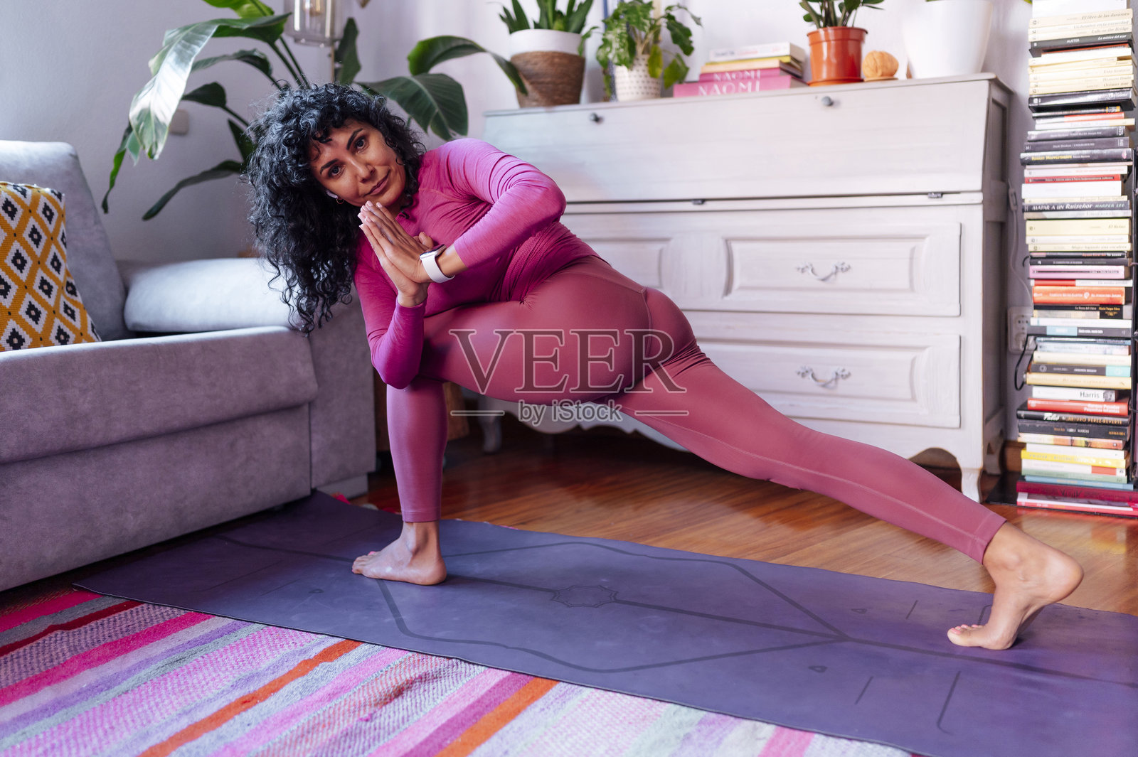 女性在家练习瑜伽姿势照片摄影图片