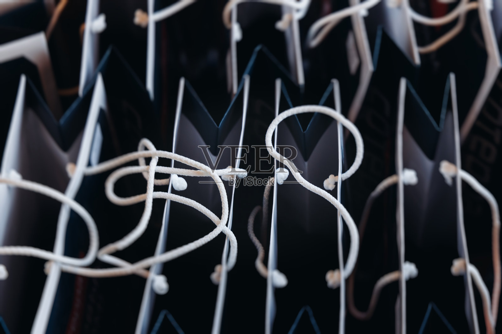 新年企业礼品和纪念品展示给公司员工,圣诞派对礼物交换,会议参与者的礼品袋包装,办公室工作中的赠礼,黑色纸袋照片摄影图片