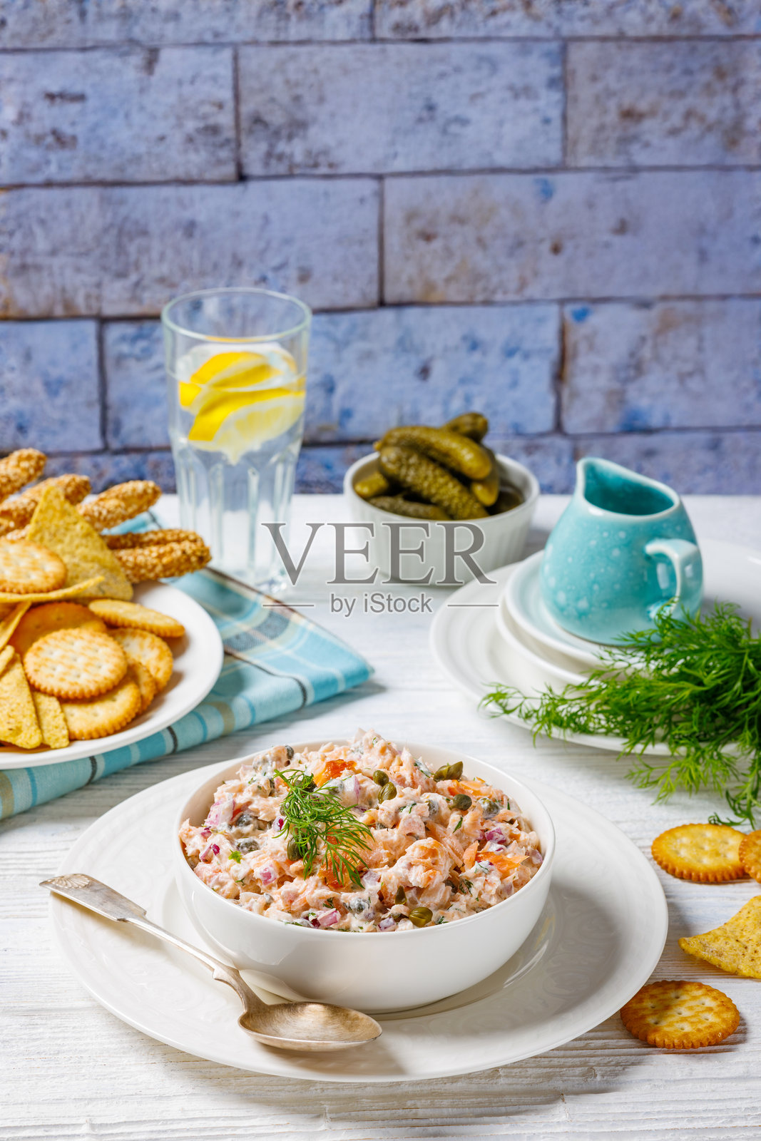 三文鱼酱配以刺山柑、红洋葱、新鲜莳萝和酸奶油照片摄影图片