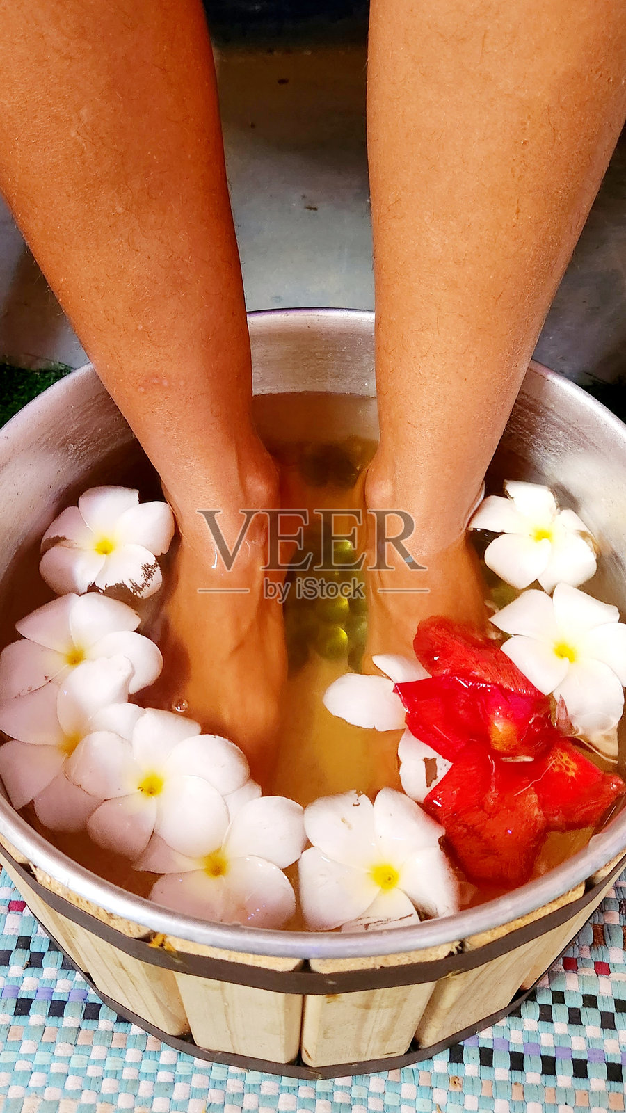 脚浸泡在花瓣足浴中放松照片摄影图片