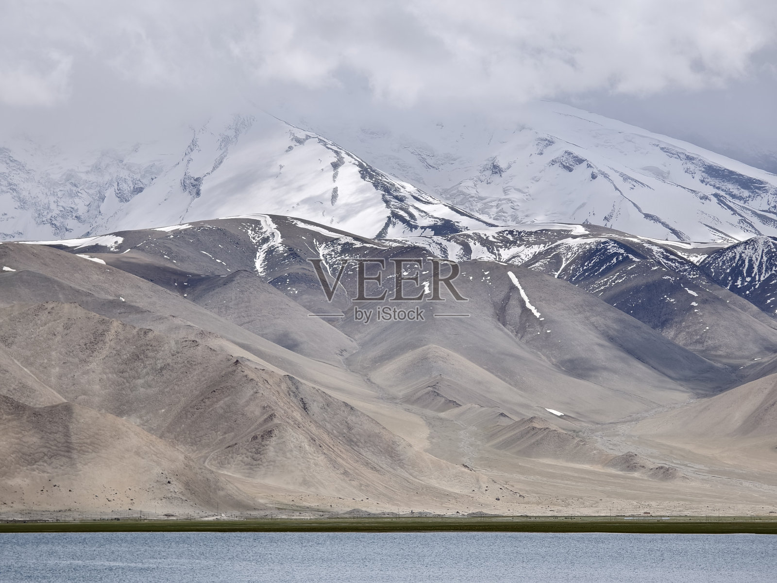 中国新疆的喀喇昆仑湖照片摄影图片