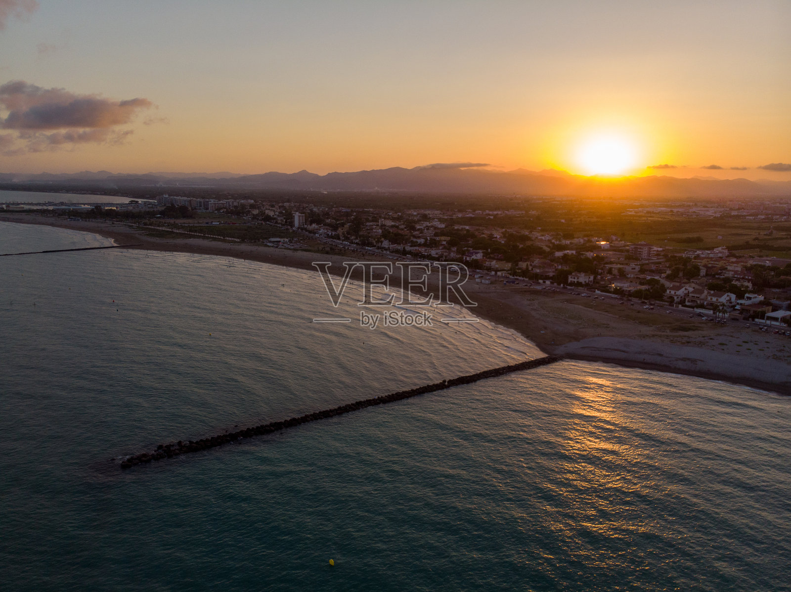 博里亚纳海岸的鸟瞰图。西班牙卡斯特利翁附近的一个小镇,拥有长长的海滩、护岸和河口三角洲。照片摄影图片