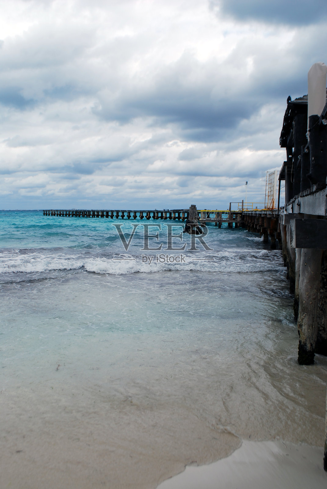 加勒比海冲浪中的风化码头 - 坎昆的宁静照片摄影图片