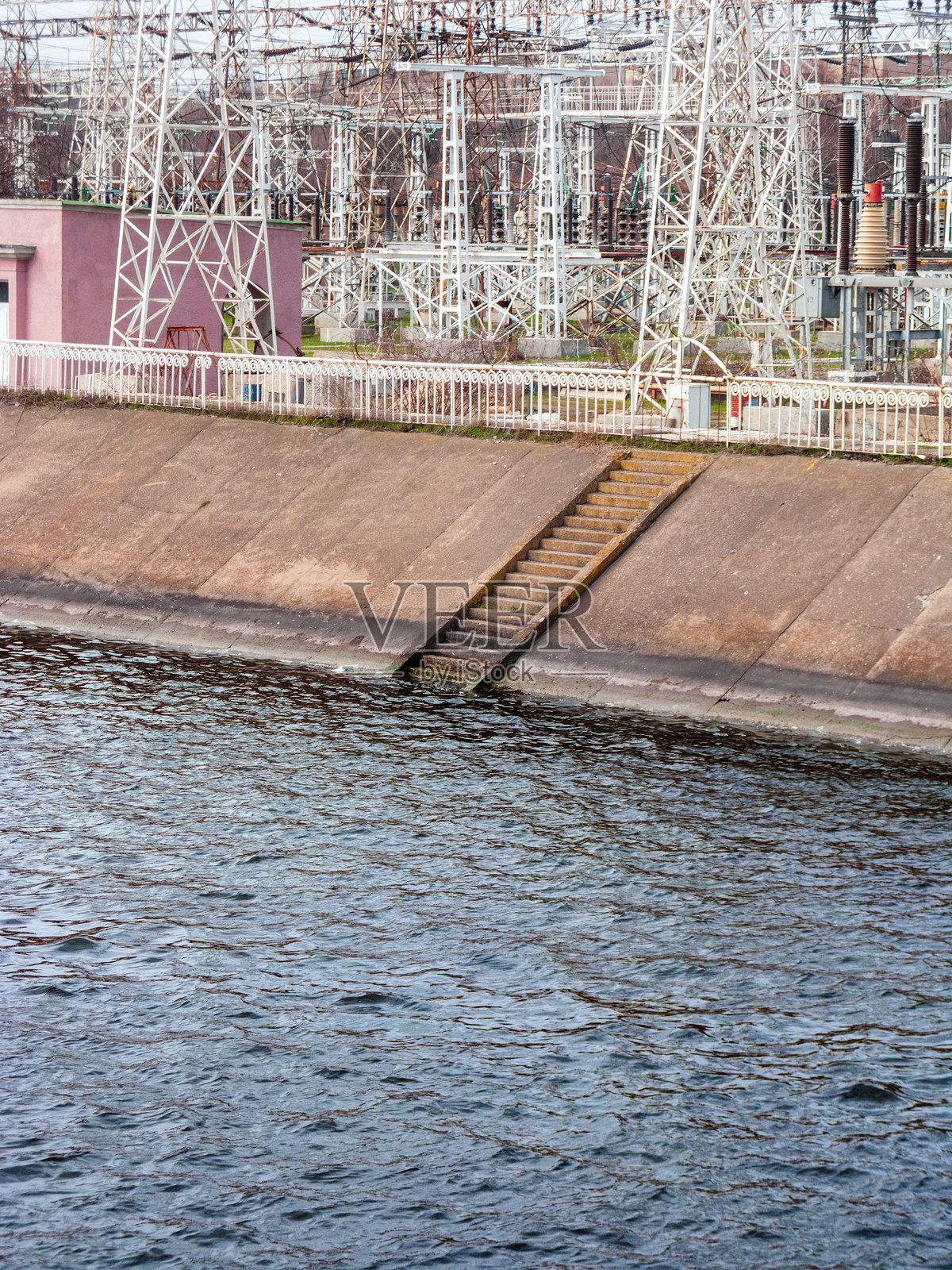水边的电力变压器和电力设备照片摄影图片