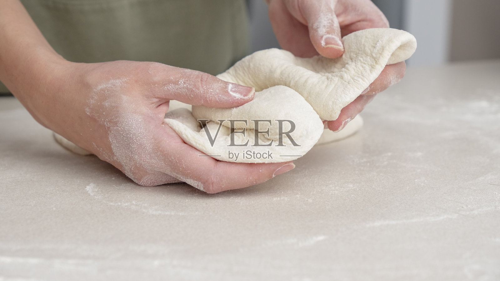 厨师在餐厅用手将面团揉成球,准备烘焙比萨面包。照片摄影图片