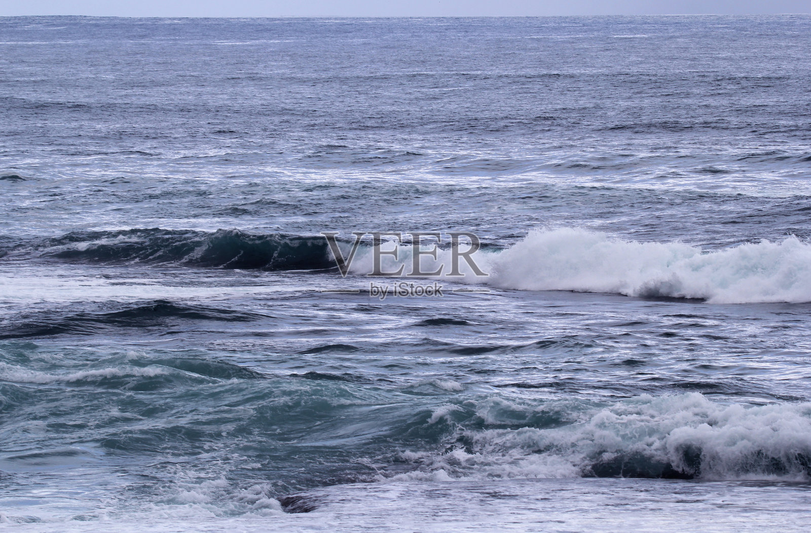 广阔的海洋,白色浪花在水面上翻滚。照片摄影图片