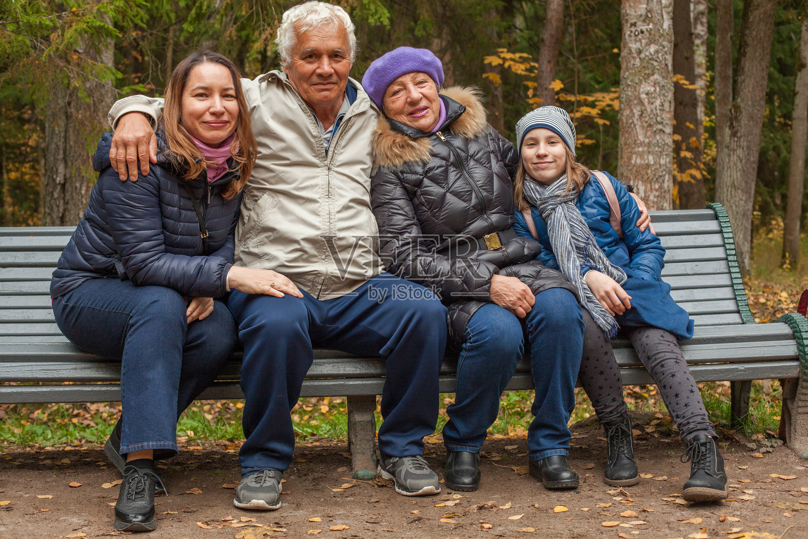 秋天公园里快乐的家庭三代同堂肖像照片摄影图片