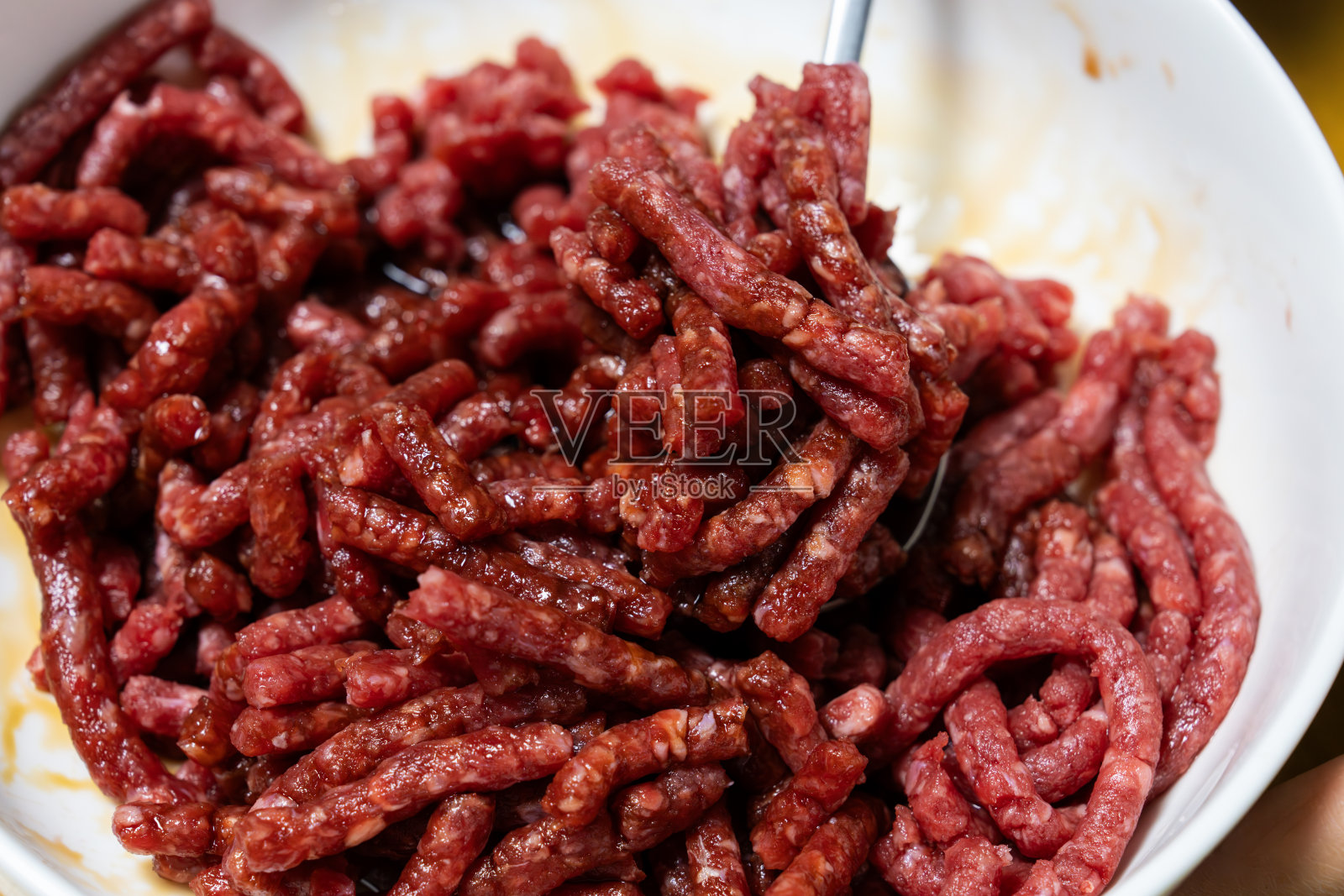 用酱油和料酒腌制牛肉照片摄影图片