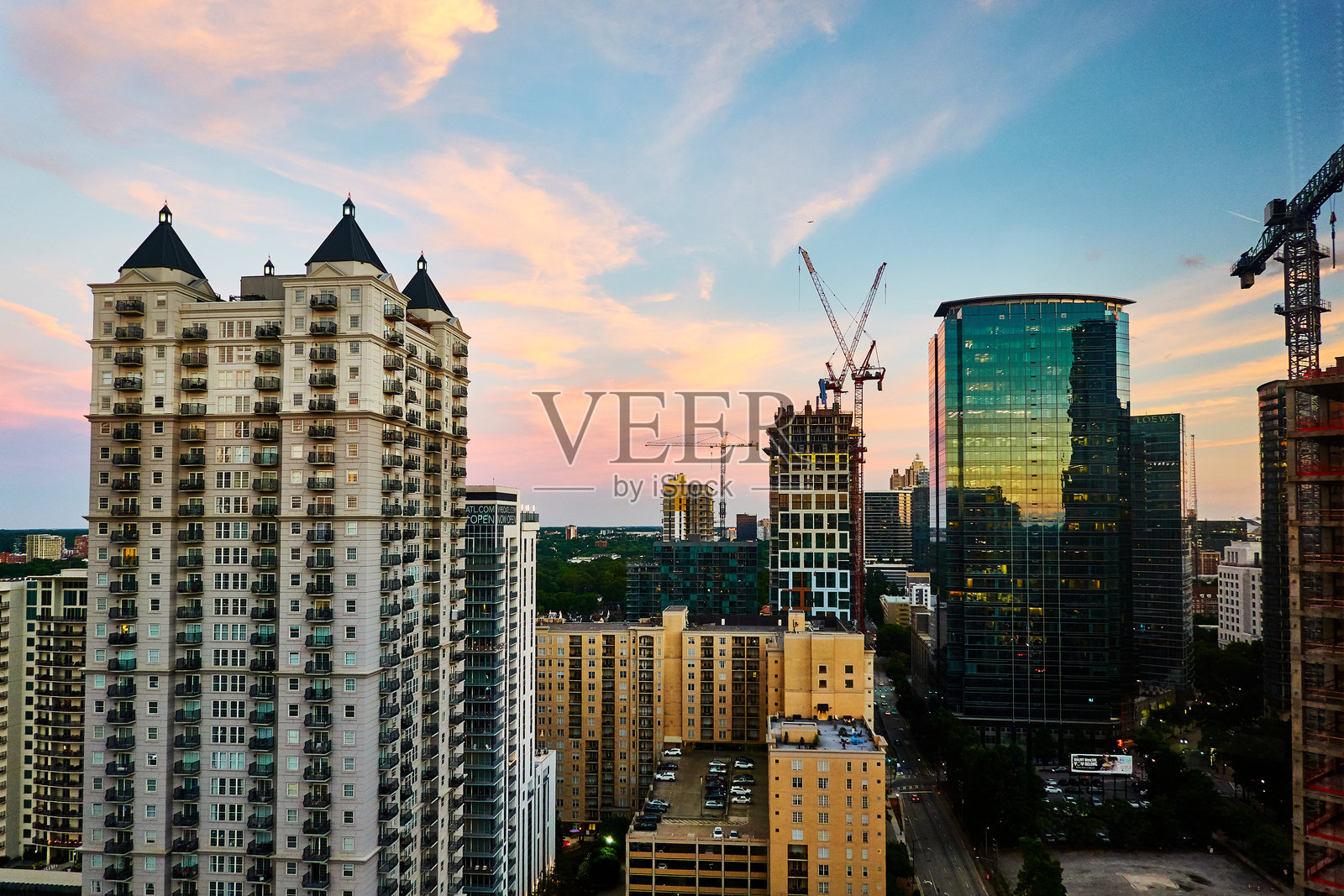 低角度视图的摩天大楼与浪漫的天空照片摄影图片