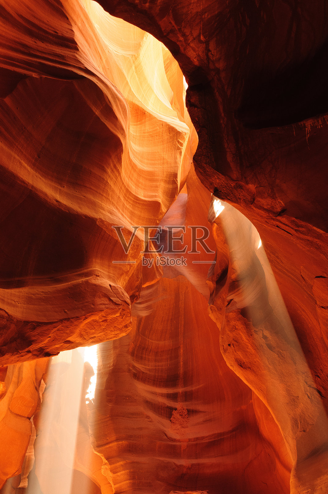 在风化的上羚羊峡谷中的光束照片摄影图片