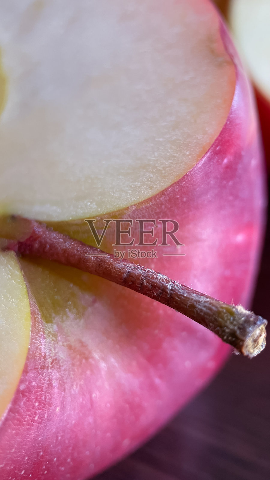 深色背景上的红苹果,红首领品种照片摄影图片