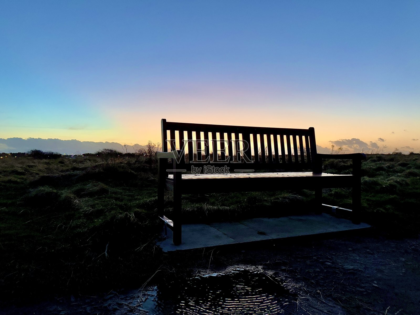 北umberland日落时分的一张空木制公共长椅照片摄影图片