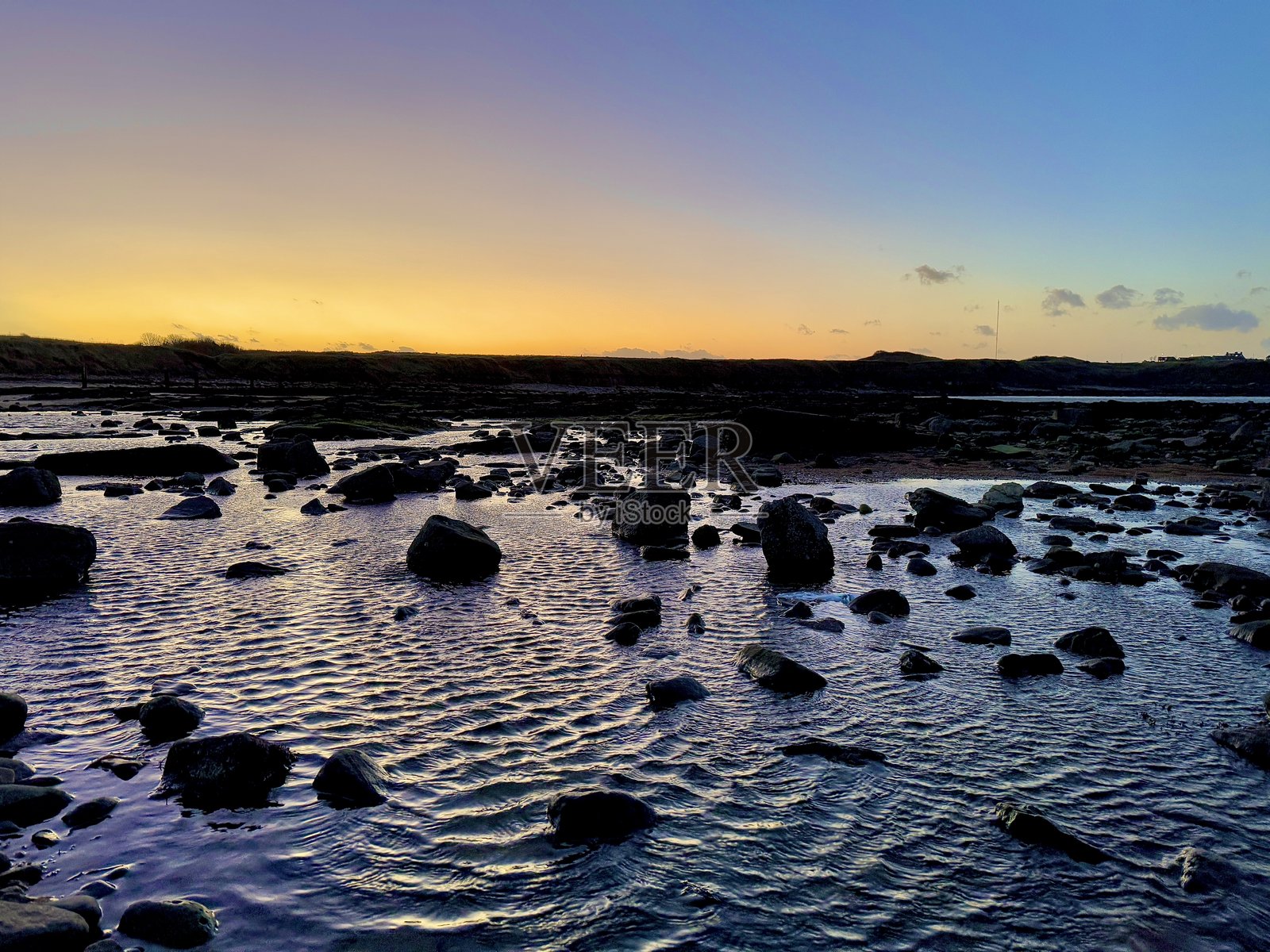 惠特利湾的海水和岩石上的日落照片摄影图片
