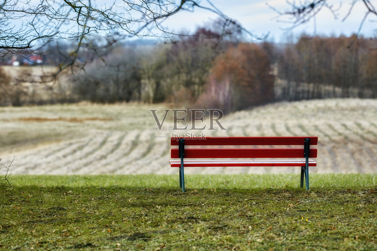 孤独的红色长椅俯瞰宁静的乡村早春风景照片摄影图片