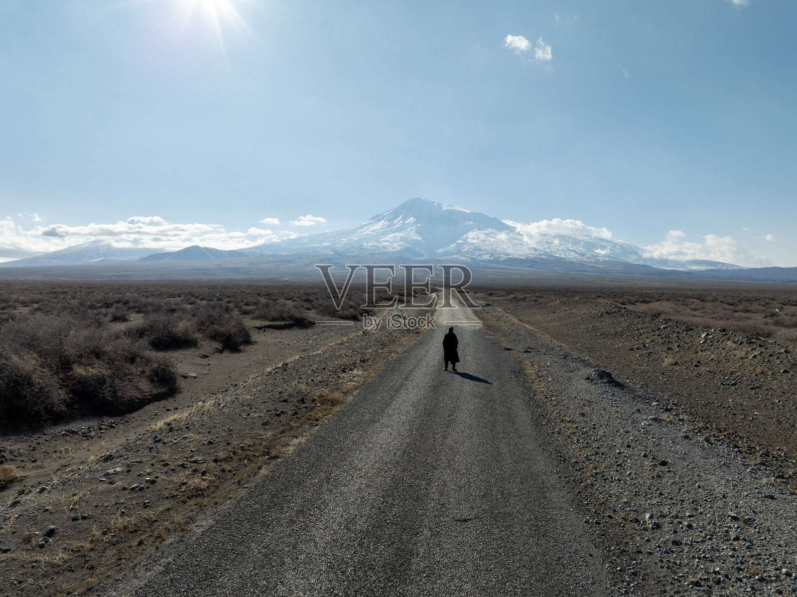 中年男子在大自然中呼吸新鲜空气照片摄影图片