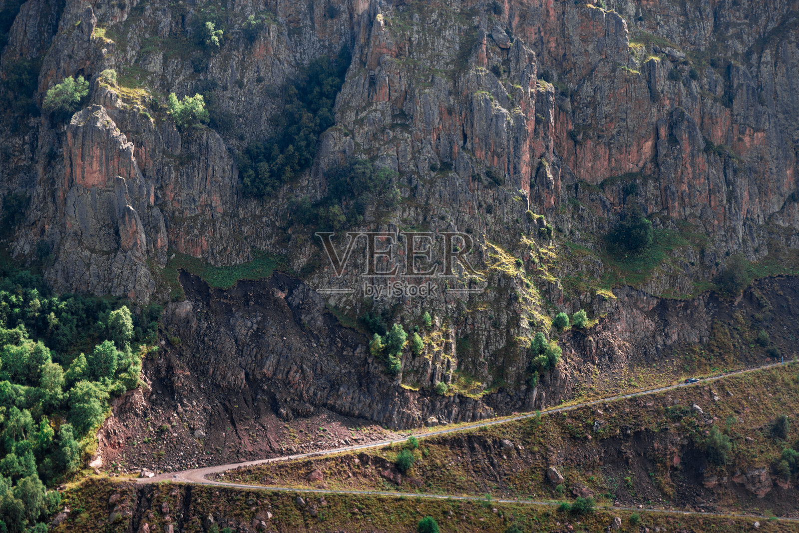 前往吉拉苏地区的道路。吉利苏地区是位于埃尔布鲁士山北侧的卡巴尔达-巴尔卡里亚的一个度假区。照片摄影图片