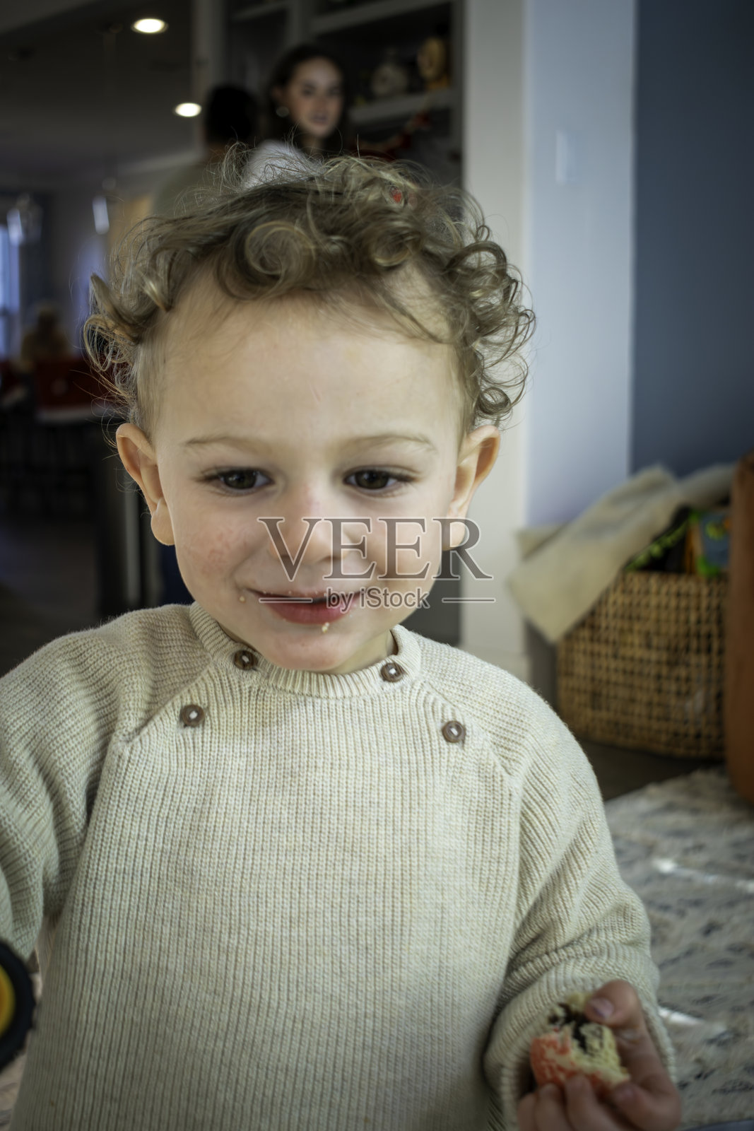 幼儿吃东西的肖像照片摄影图片