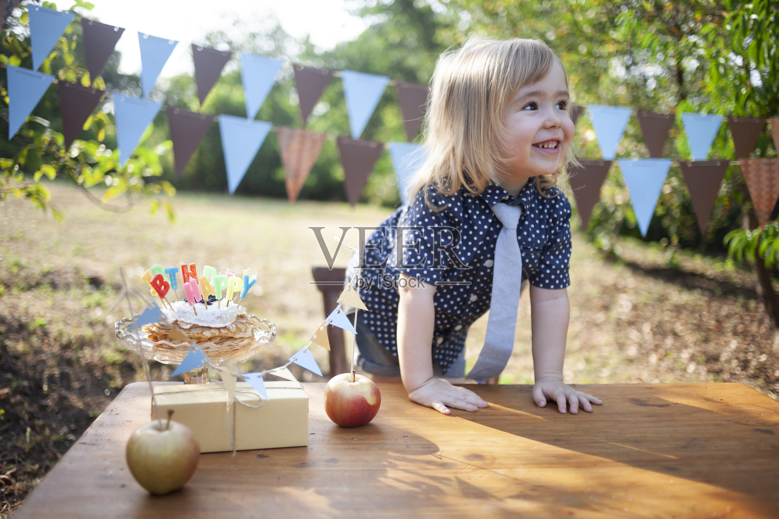 一个兴奋的小孩在庆祝生日派对的肖像照片摄影图片