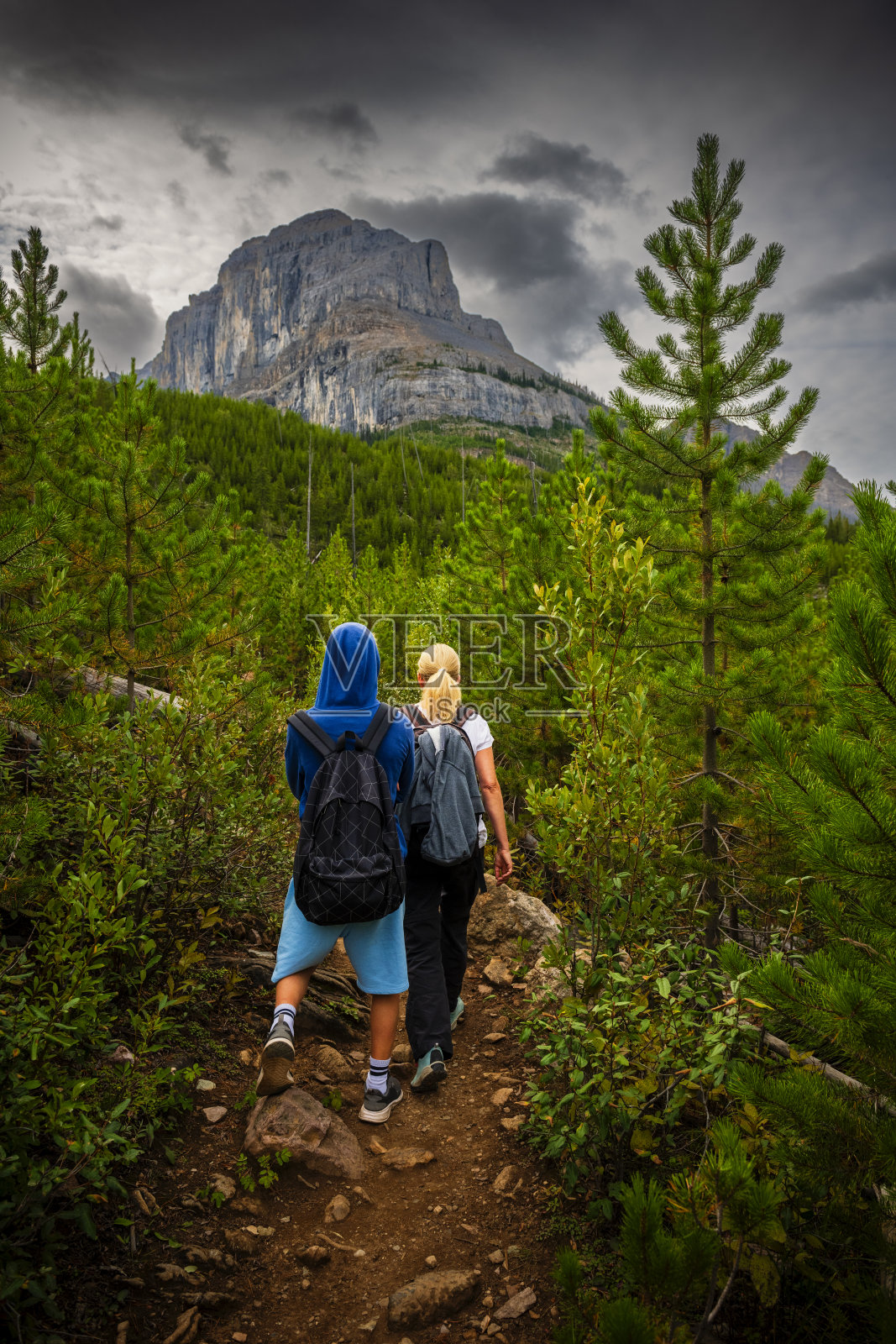 两个人在加拿大阿尔伯塔省的山中徒步旅行照片摄影图片