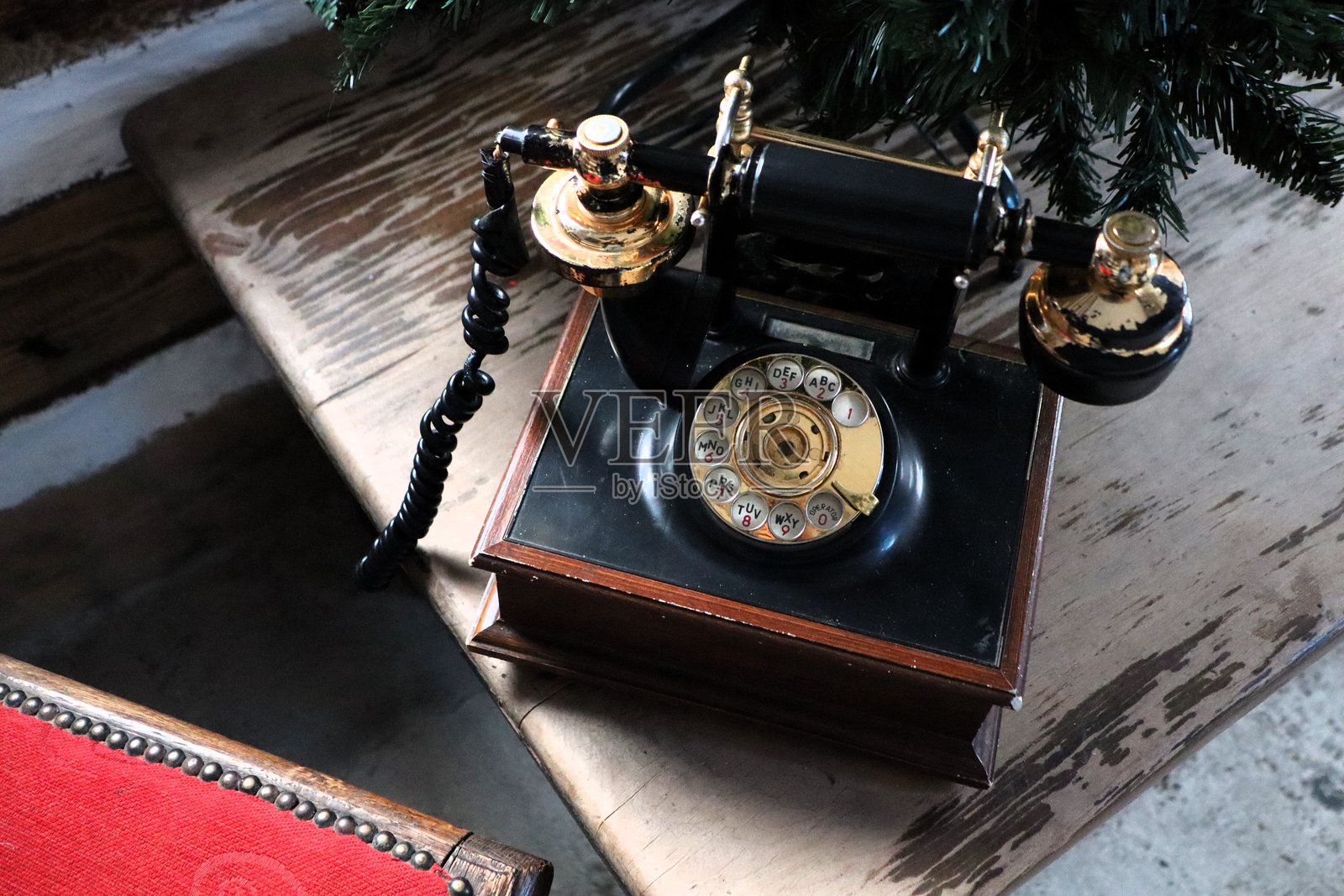 一部精美制作的复古电话优雅地放置在美丽的木质表面上照片摄影图片