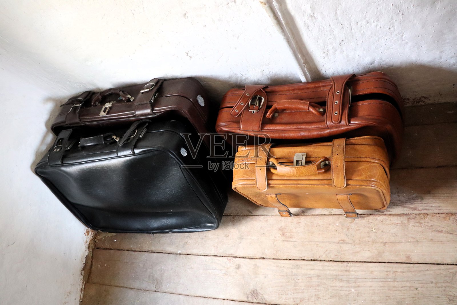 一组令人惊叹的复古行李箱在自然环境中优雅展示照片摄影图片