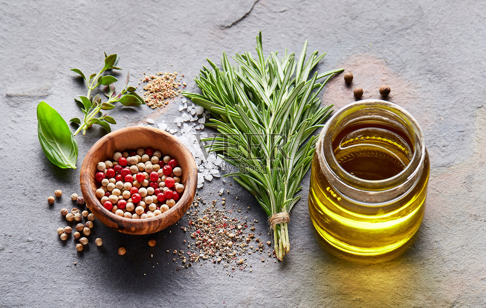 草药和香料与油照片摄影图片