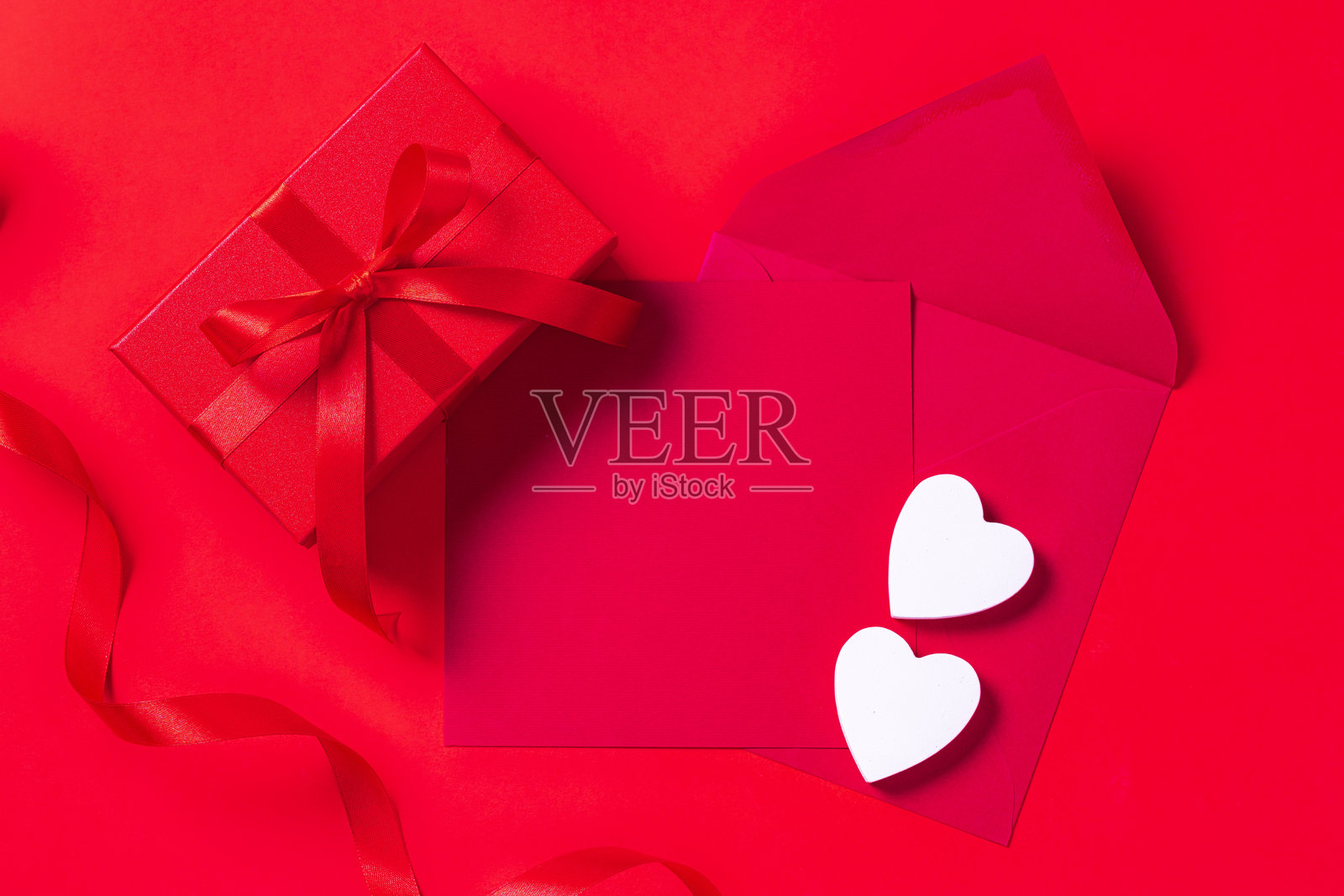 空白贺卡和红色礼品盒。情书。情人节卡片。心形图案。照片摄影图片