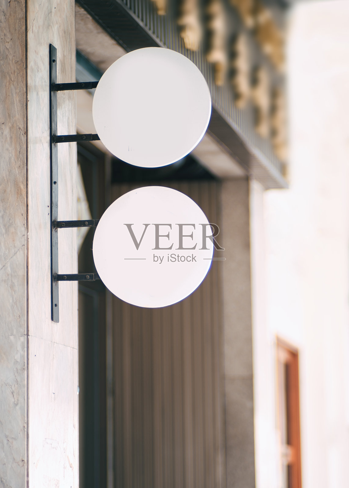 带有“推”字样的餐厅门把手标志,贴在玻璃门上照片摄影图片