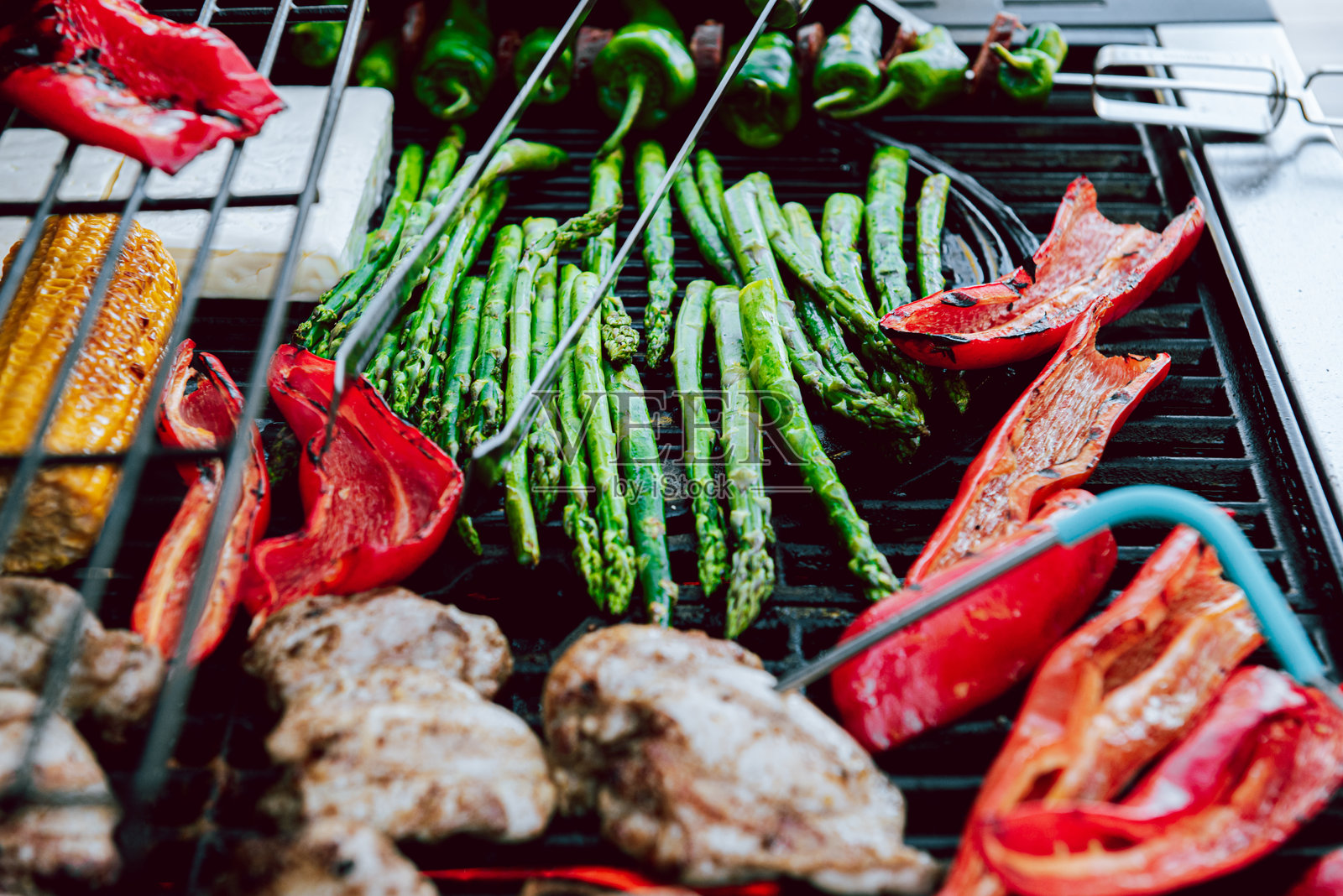 在烤架或烧烤上烹饪肉类和蔬菜,并进行温度检测。照片摄影图片