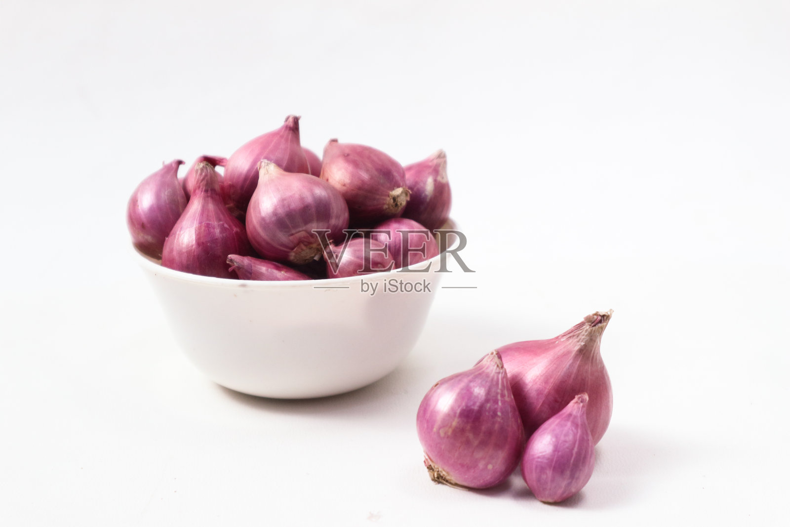 新鲜红葱头在碗中:美味佳肴照片摄影图片