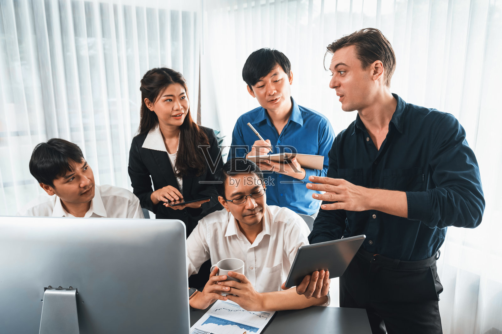 一群多元化的办公室员工共同工作。谨慎。照片摄影图片