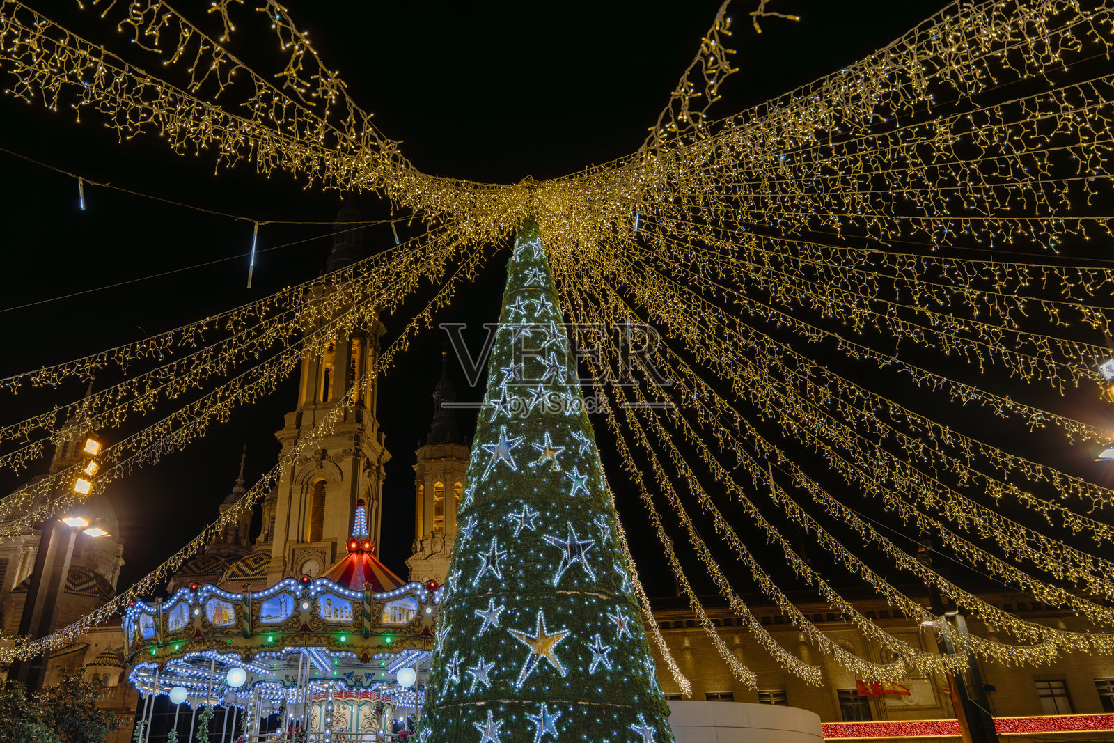 皮拉尔广场的圣诞树。西班牙阿拉贡地区萨拉戈萨的圣诞灯光。夜景照片。照片摄影图片