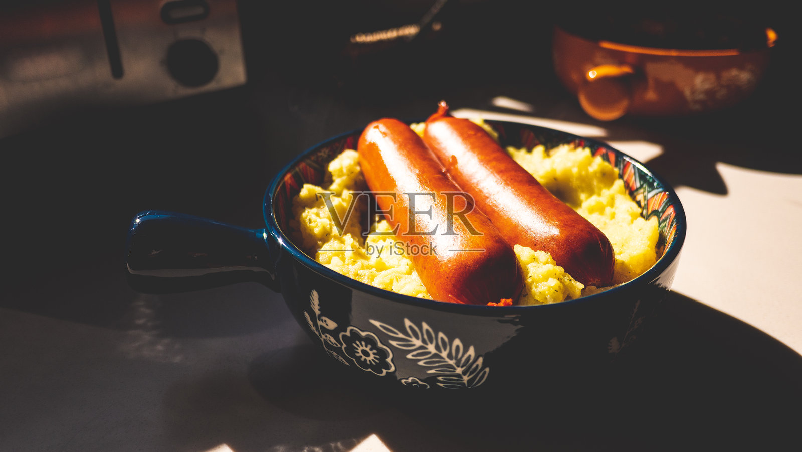 香肠和土豆泥,舒适的美食,盛在漂亮的陶瓷碗里照片摄影图片